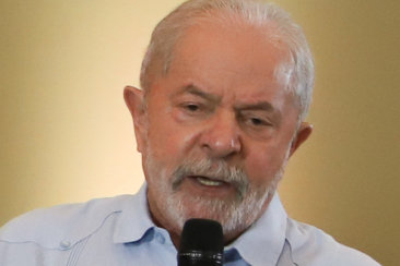 Lula e Alckmin apetam as mãos cropped