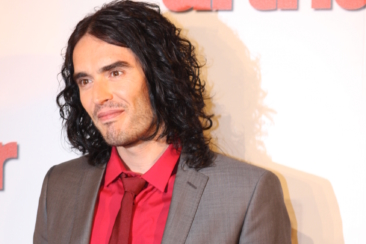 Russell Brand Arthur Premier 5623329891 scaled e1695054746114