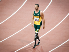 Oscar Pistorius remis en liber­té condi­tion­nelle onze ans après le meurtre de sa compagne