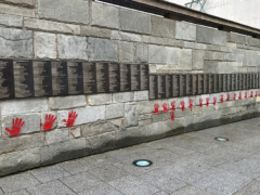 Des mains rouges taguées sur le Mémorial de la Shoah et des façades à Paris – mai 2024