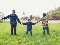 Les « vil­lages fra­tries », une ini­tia­tive du Finistère pour les enfants confiés à l’ASE – mai 2024